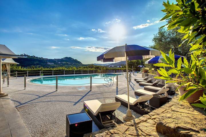 Casa vacanza per 14 persone, con balcone e idromassaggio nonché giardino in Montecatini Terme