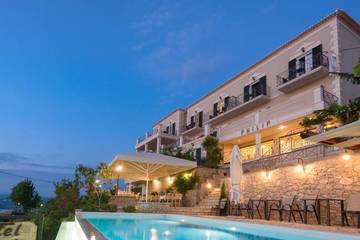 Cottage pour 2 personnes, avec balcon et jardin ainsi que vue et piscine dans Pýlos