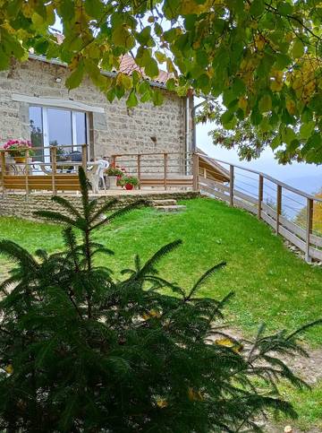 Gîte pour 6 personnes, avec balcon et jardin à Saint-Anthème