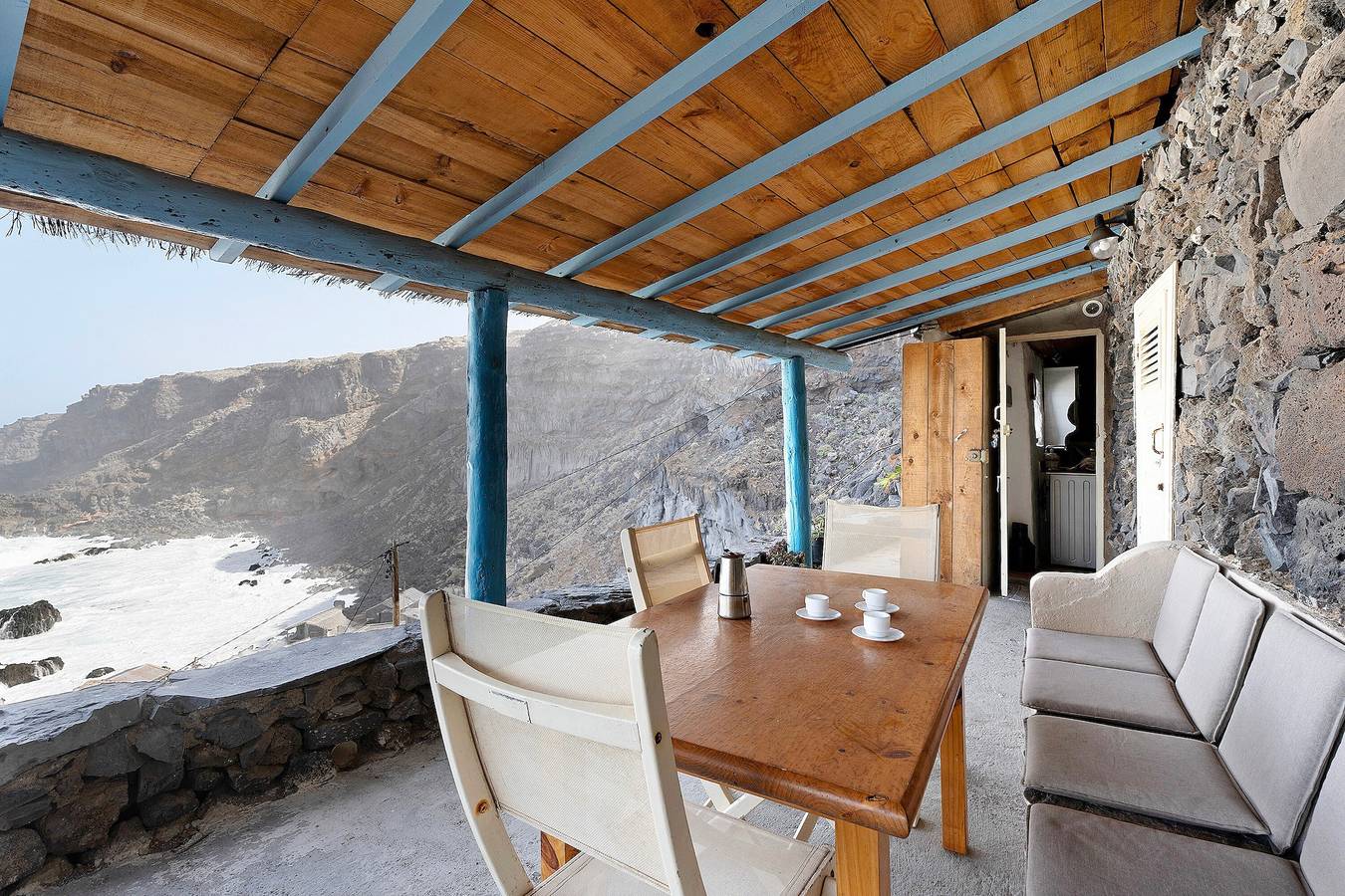 Casa de vacaciones 'Casa Cueva El Pozo' con vistas al mar, terraza privada y jardín privado in El Pozo de las Calcosas, Valverde