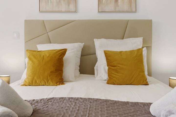 Entire apartment, 'View Suite' Room with Mountain View, Wi-Fi and Air Conditioning in Gaula, Madeira