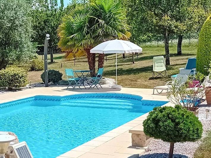 Alojamiento y desayuno para 2 personas, con vistas además de piscina y jardín - 1