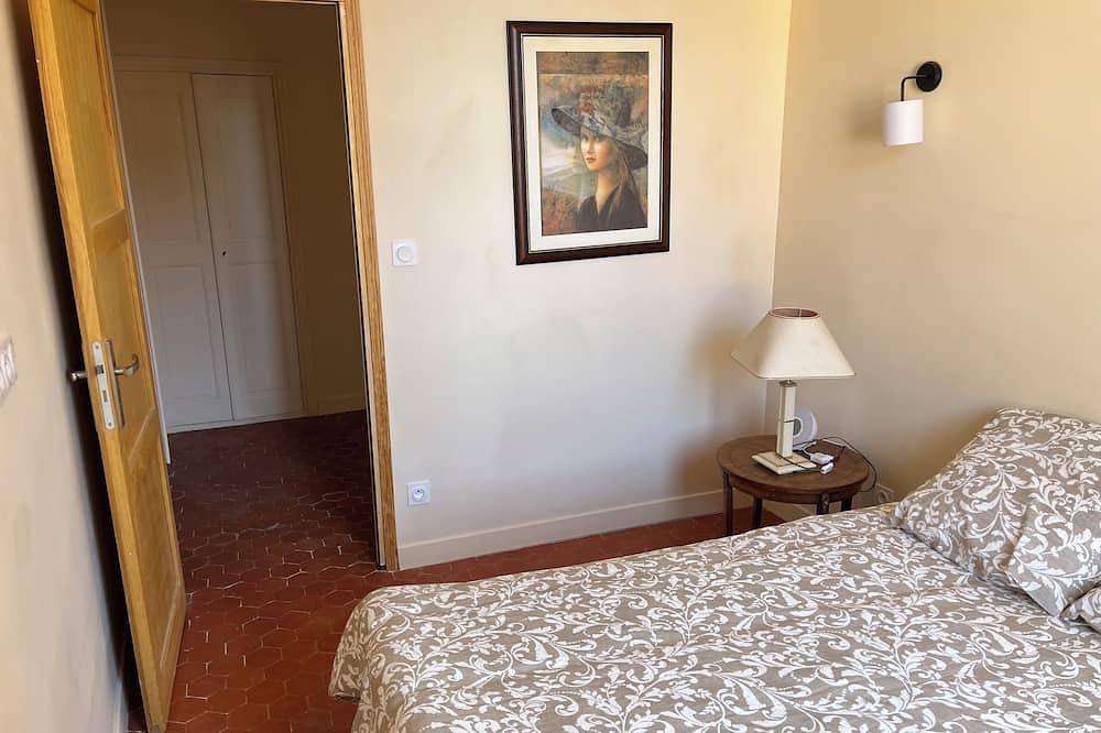 Entire apartment, Charmant Appartement Meublé, au Cœur de la Ville des Parfums. Au Calme, Lumineux in Grasse, Cannes region