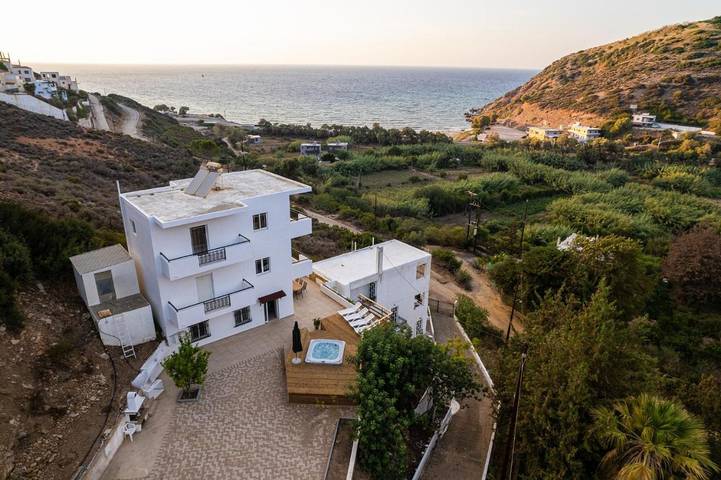 Villa for 4 people, with hot tub and garden as well as balcony in Crete