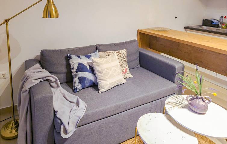 Ganze Ferienwohnung, Gemütliche Ferienwohnung mit Terrasse, WLAN und Parkplatz, 1 km von der Küste entfernt in Donji Karin, Zadar