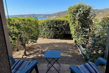 Gîte pour 4 personnes, avec piscine ainsi que terrasse et jardin, animaux acceptés à Cargèse
