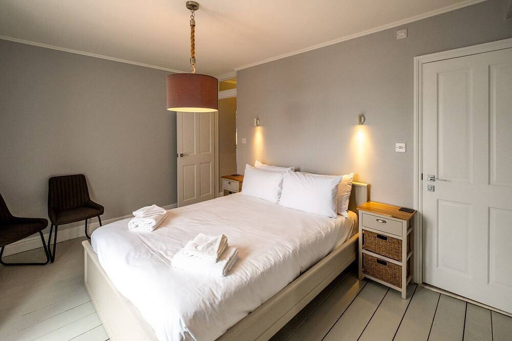 Crag’s Nest  -  Seafront/Sea View Apartement - sleeps 4 guests  in 2 bedrooms in Aldeburgh, Suffolk
