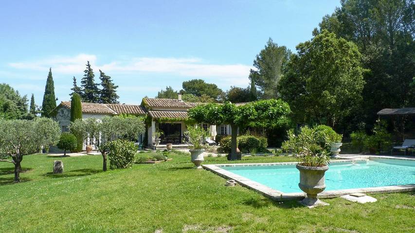 Maison de vacances pour 8 personnes, avec Terrasse ainsi que Jardin et Piscine à Fontvieille