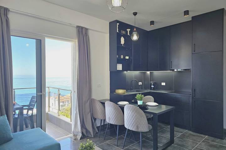 Ganze Wohnung, Christine Sunny Corner 004 /w Sea View Balcony in Sarandë, Vlorë