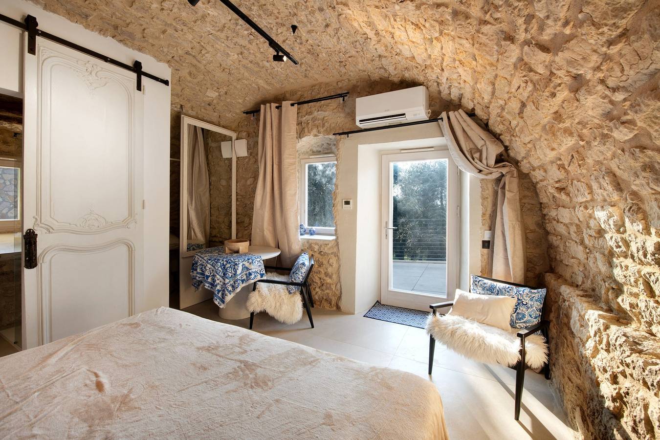 Suite Schlafzimmer (21 m2) mit gemeinsamer Terrasse, Sauna und Blick auf den Olivengarten in Brenzone, Gardasee-Berge