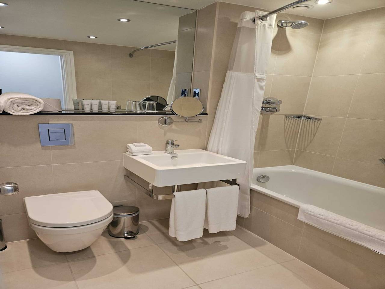 Ganze Wohnung, Palms Hotel & Retreat By Palette|Sta Twin in Havering, London