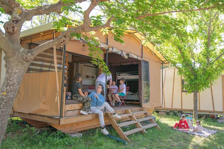 Camping pour 4 personnes, avec Terrasse et Jardin