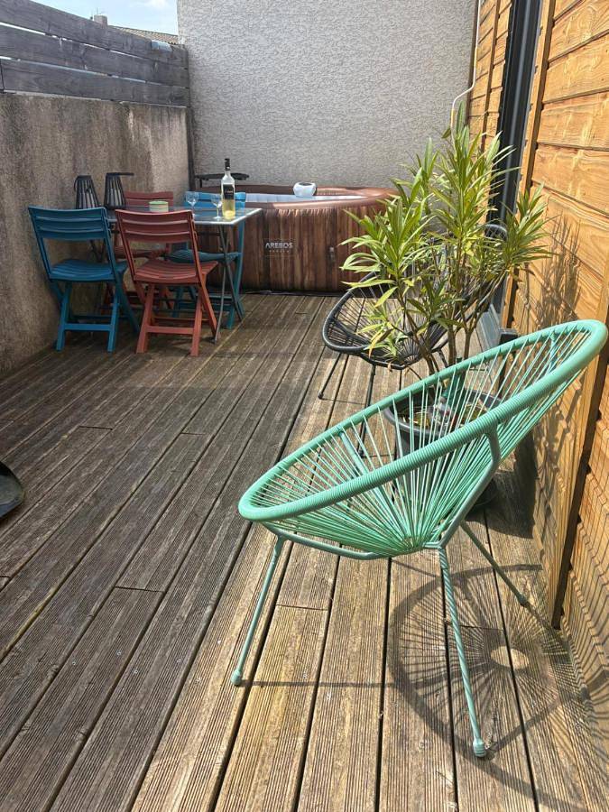 Appartement entier, Apartment with Terrace in Villesèquelande, Région de Carcassonne