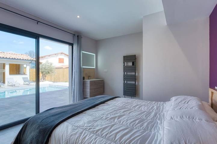 Maison de vacances privée avec WIFI, climatisation, piscine privée, TV, terrasse, animaux admis in Cassy, Lanton
