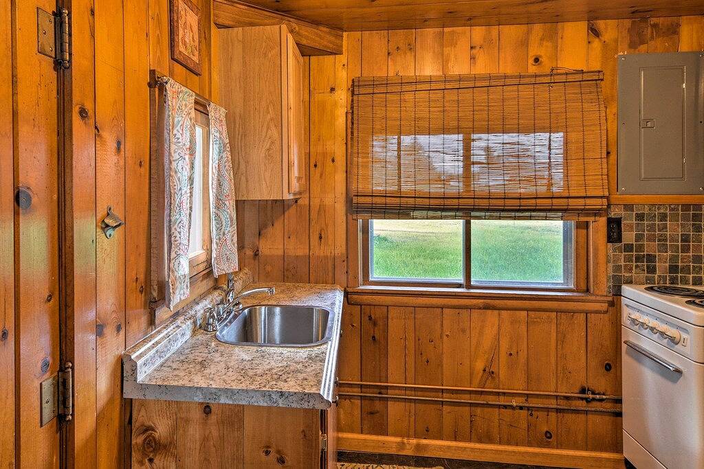 Ganze Wohnung, Schönes Lake Huron Studio Cottage mit Strand und Kajaks in St. Ignace, Mackinac County