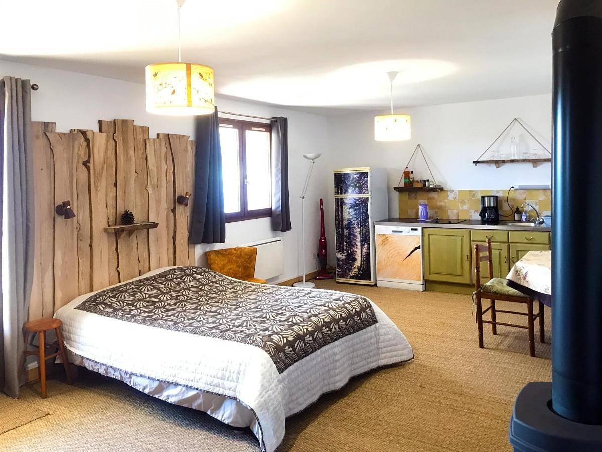 Appartement entier, One-Bedroom Apartment in Chaux-des-Crotenay, Parc naturel régional du Haut-Jura