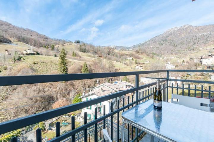 Gîte pour 4 personnes, avec vue et balcon dans Serina