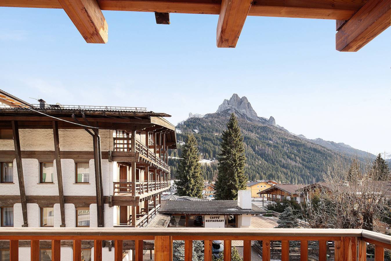 Apartamento entero, Apartamento 'Vittoria' con vistas a la montaña, balcón y Wi-Fi in Pozza di Fassa, San Giovanni di Fassa