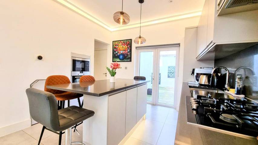 Location de vacances pour 7 personnes, avec jardin dans Surbiton