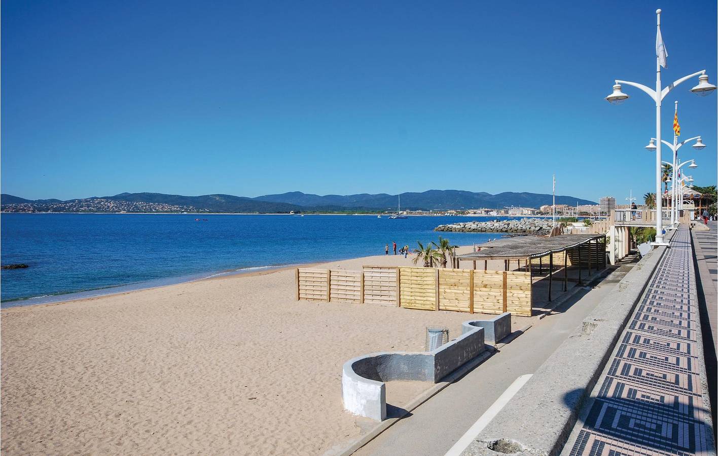 Appartement de vacances entier, Terrasse au bord de la piscine : Location de vacances avec parking in Saint-Raphaël, Massif de l'Esterel