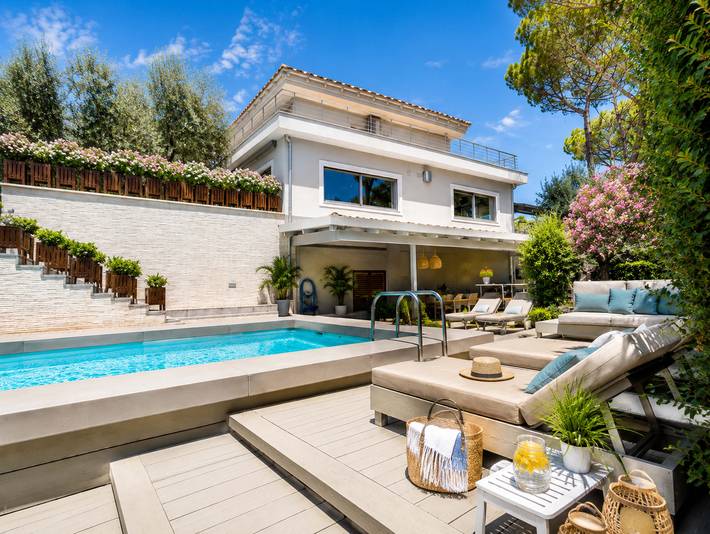 Villa with pool for 12 people, with garden and hot tub as well as pool in Sorrento