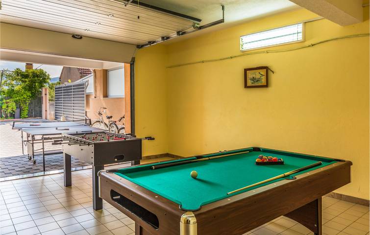 Reizende Ferienwohnung mit Pool und Terrasse, in der Nähe von See und Fluss in Makarska Riviera