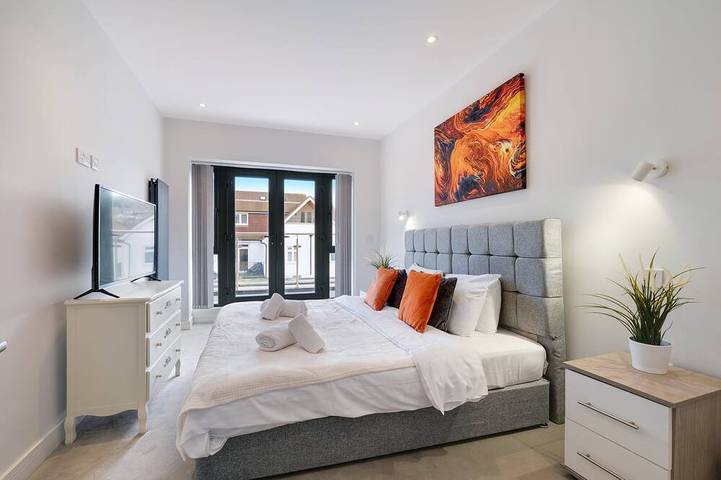 Contemporary Purley Hideaway: Luxury, Convenience & Tranquil Surroundings in Croydon, London