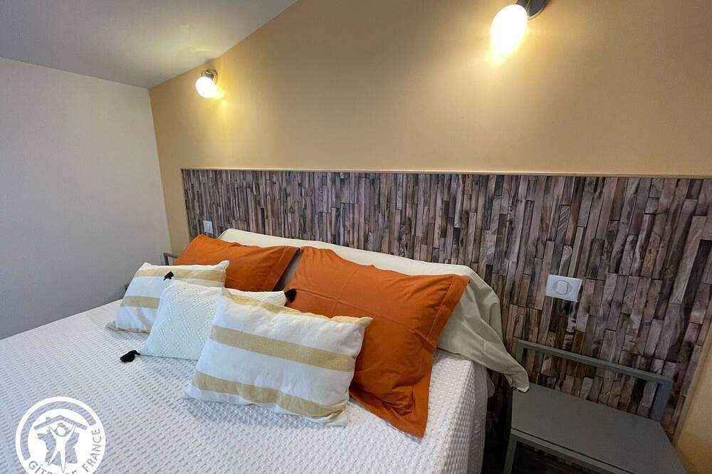 Gîte rénové avec jardin clos, proche plages, Wifi, parking pour voiture électrique in Le Bernard, Vendée