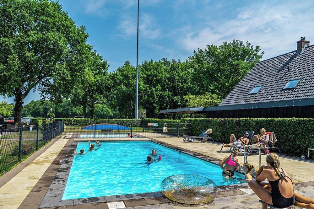 Chalet with 3 bedrooms and furnished garden in Regio Zwolle