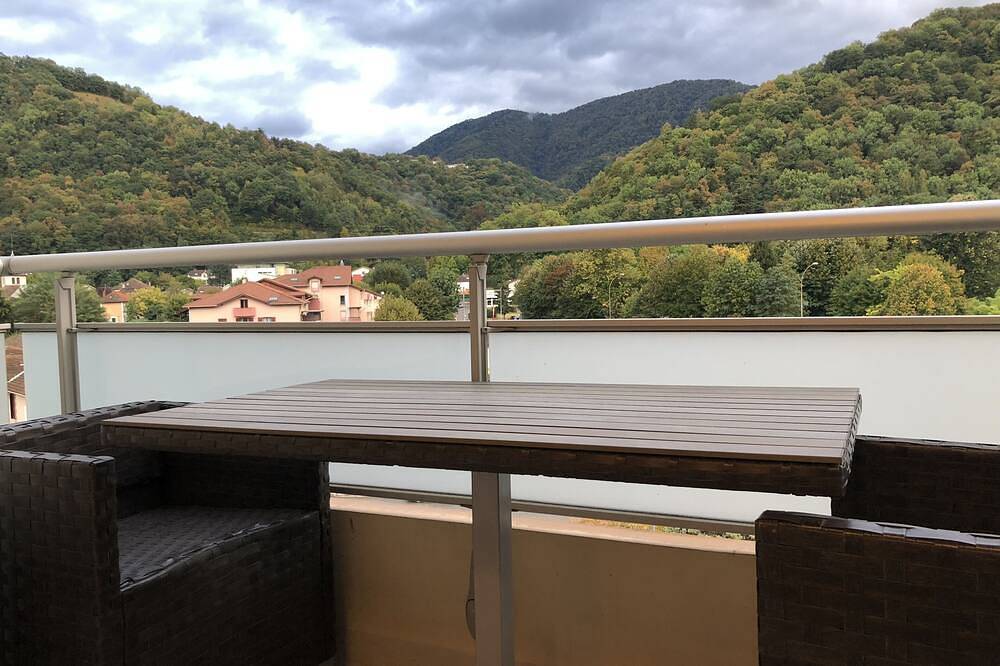 Appartement entier, Superbe appartement rénové et climatisé avec place de parking privée in Gières, Isère