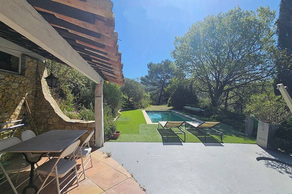 Charming villa with swimming pool and sauna in Haut-Var in Montferrat, Draguignan Region
