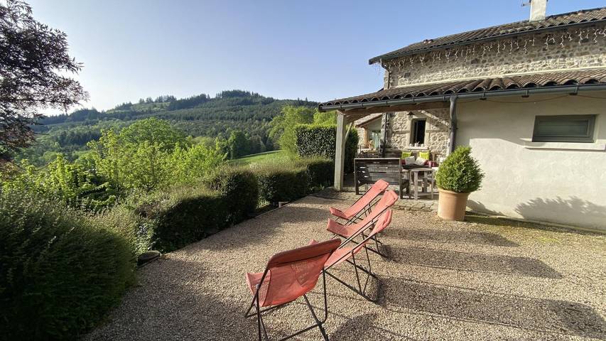 Gîte pour 12 personnes, avec jardin à Vernay