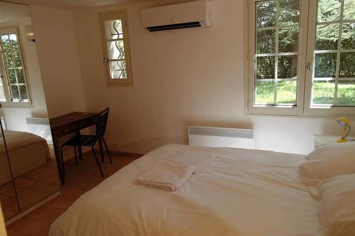 Location de vacances pour 6 personnes, avec jardin ainsi que piscine et terrasse à Villeneuve-lès-Avignon - 3