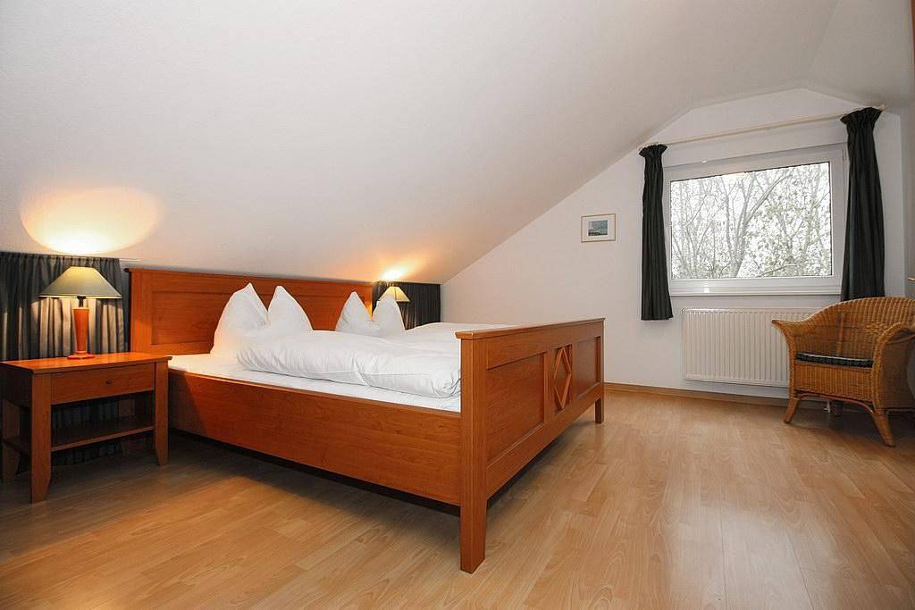 Strandnahes Familienhaus mit Terrasse, Kamin, zwei Bädern, Spiel- und Grillplatz in Boltenhagen, North-West Mecklenburg (Wismar region)