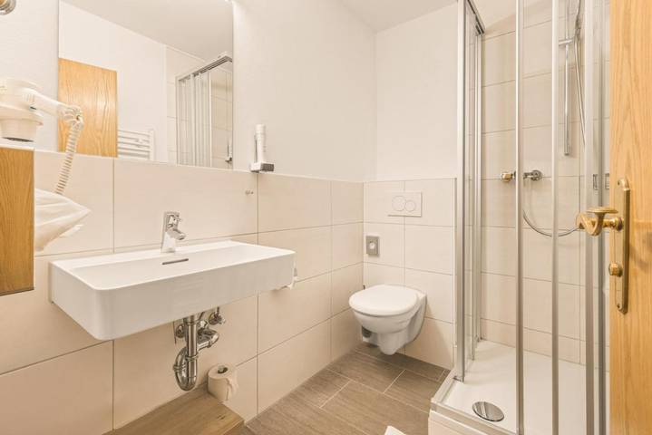 Hotel für 2 Personen, mit Terrasse und Garten in Holzkirchen - 4