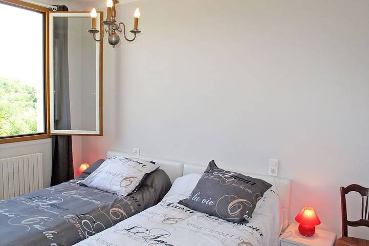 Location de vacances pour 6 personnes, avec jardin à Altillac - 2