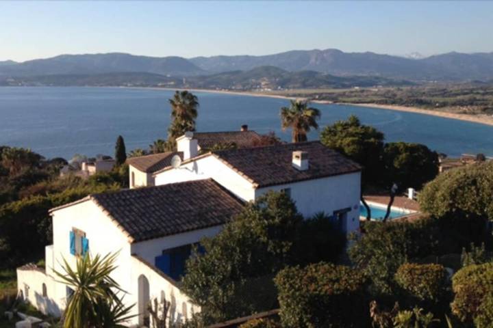 Villa pour 14 personnes, avec jacuzzi ainsi que piscine et jardin dans Porticcio