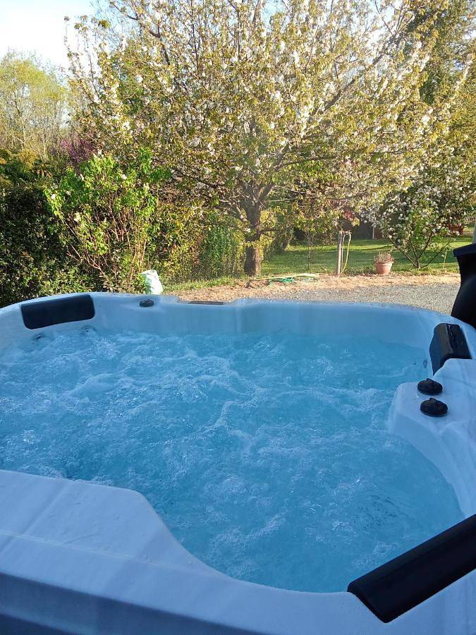 Gîte pour 4 personnes, avec Jacuzzi et Terrasse ainsi que Jardin et Vue à Chenac-Saint-Seurin-d'Uzet