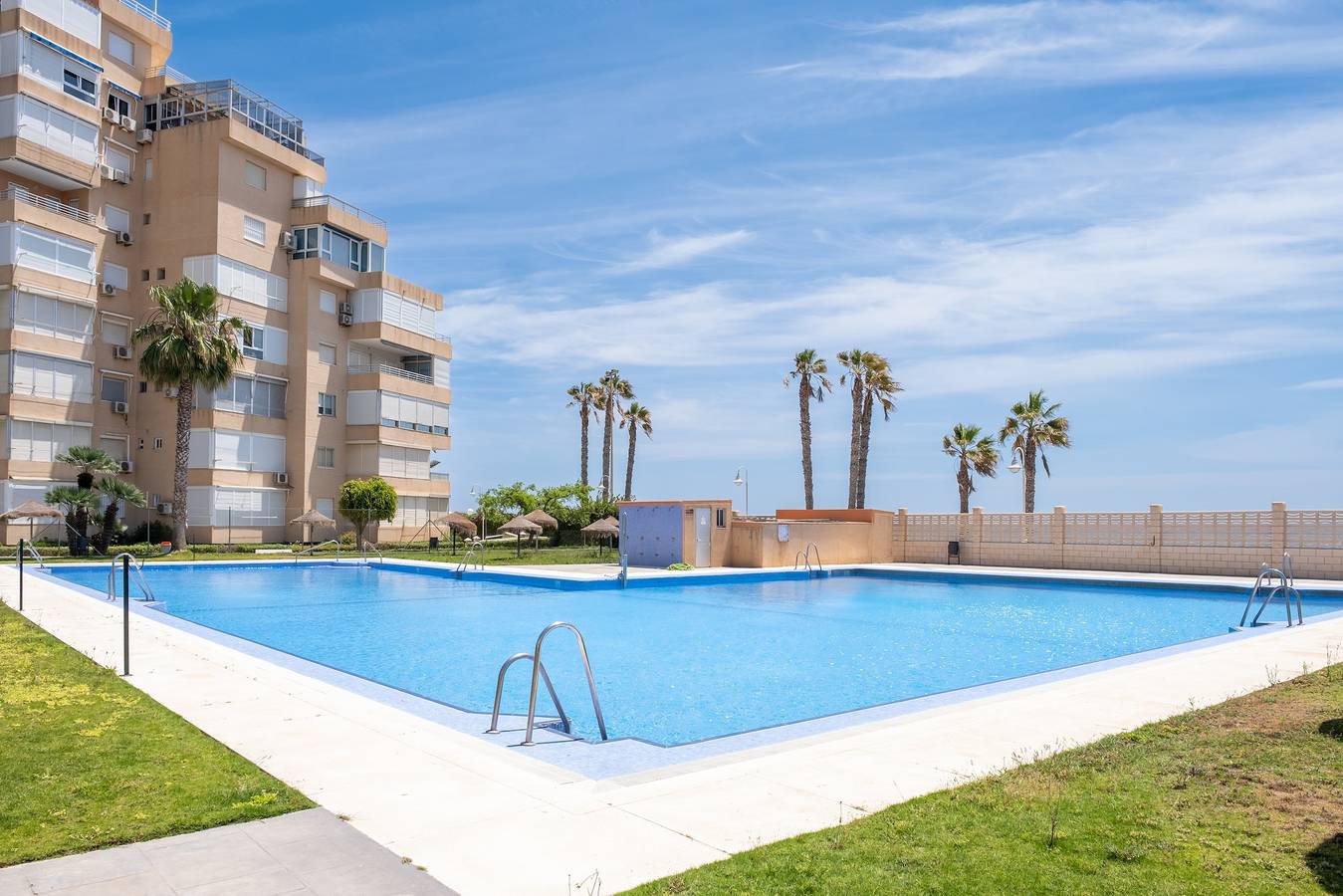 Ganze Wohnung, Ferienwohnung 'Las Terrazas Primera Línea de Playa' mit Meerblick, Wi-Fi und Klimaanlage in Algarrobo Costa, Algarrobo