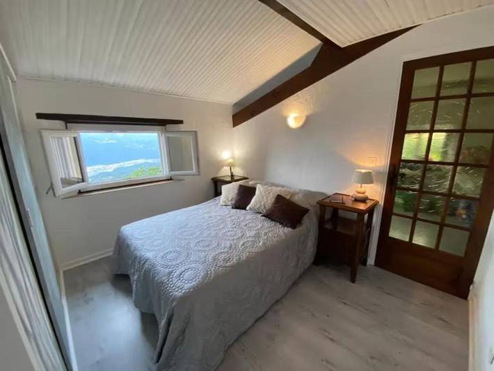 Gîte pour 4 personnes, avec jardin à Castagniers