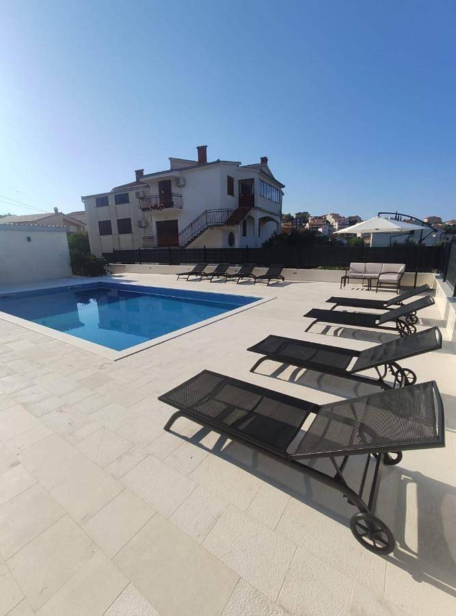 Apartament wakacyjny dla 5 osób, z balkon i basen w Seget Vranjica