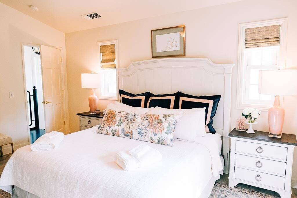 Private beach, boat slip, hot tub, pool table, fenced yard, Bbq, fire pit in Bass Lake