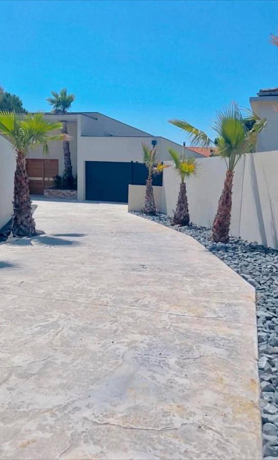 Location de vacances pour 19 personnes, avec Jacuzzi et Terrasse ainsi que Jardin et Piscine à Lieuran-lès-Béziers