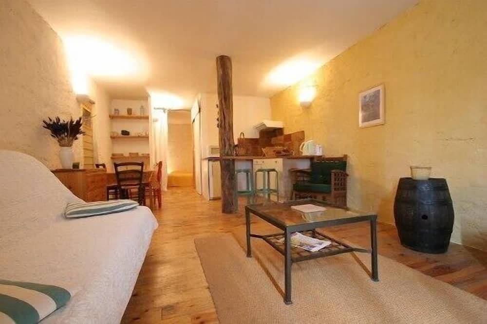 Apartamento entero, Laure de Noves: casa de 40 m² con terraza junto a la piscina in Noves, Region de Arles