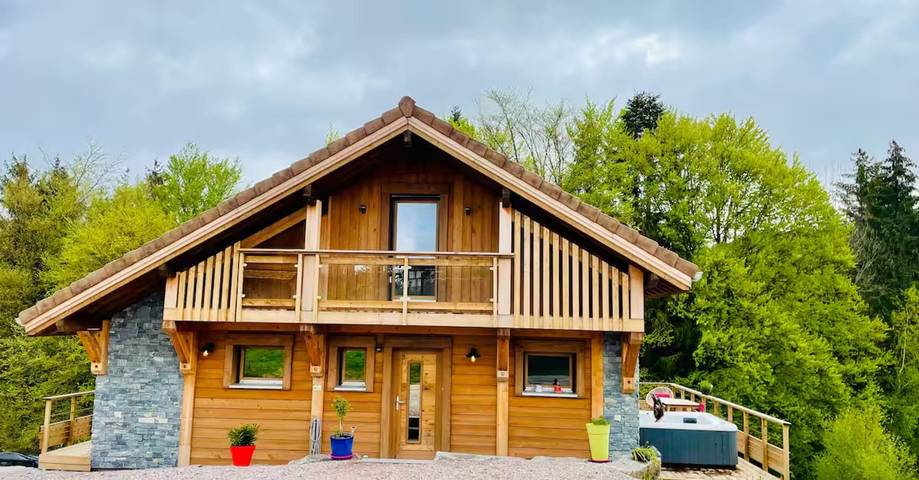 Chalet pour 11 personnes, avec jacuzzi et piscine ainsi que balcon et jardin, adapté aux familles à Gérardmer