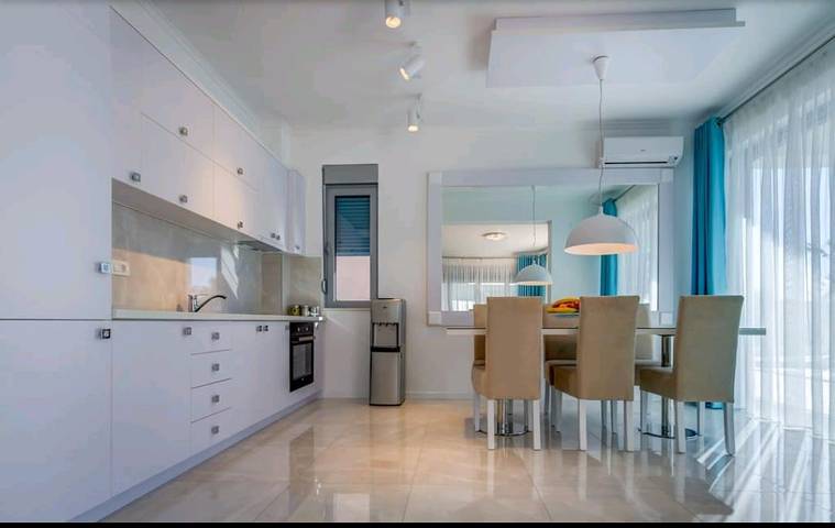 Ferienhaus für 12 Personen, mit Balkon/Terrasse und Pool in Budva - 2