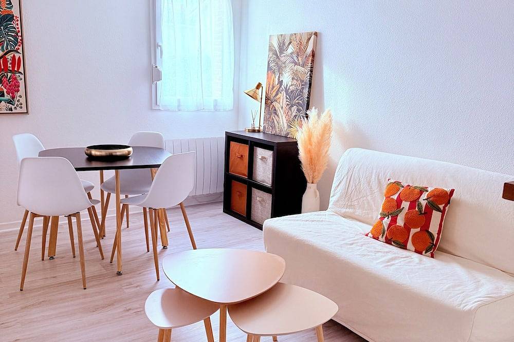 Entire apartment, La Parenthèse - Cosy & Colorful - Sleeps 2 - Private Parking in Blagnac, Haute-Garonne