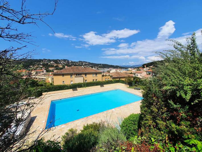 Gîte pour 4 personnes, avec piscine ainsi que vue et balcon dans Office De Tourisme De Saint Mandrier