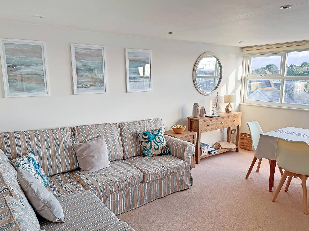 Entire apartment, Sandbourne in Bournemouth, South West England