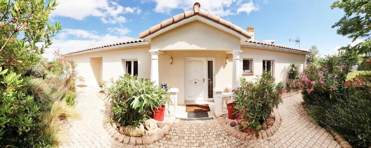 Gîte pour 17 personnes, avec Balcon et Jacuzzi ainsi que Terrasse et Jardin à Ayguesvives